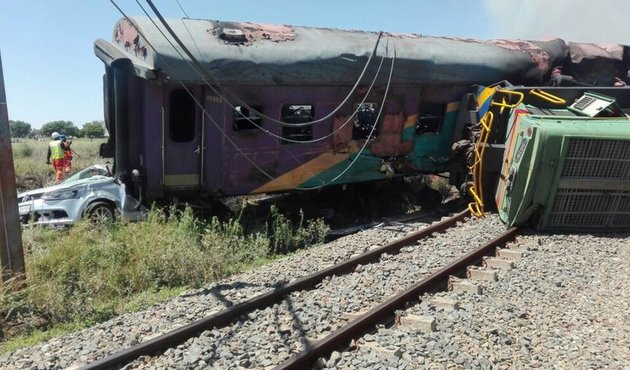 Tren, kamyon ve otomobil birbirine girdi: En az 12 ölü!