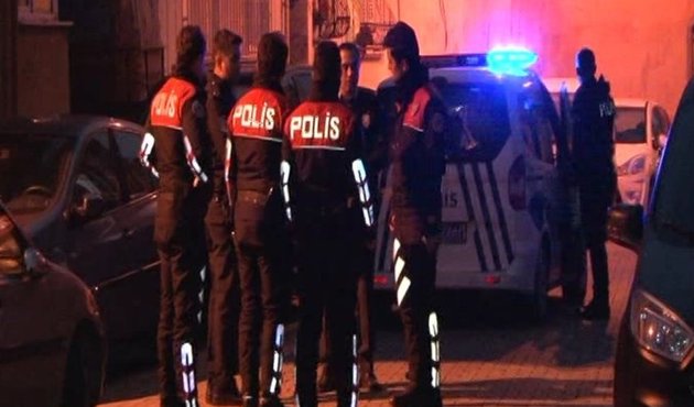 Anneyi 3 yaşındaki kızı ele verdi!