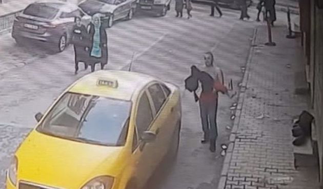 İstanbul'da akıl almaz görüntüler! 'Baba', 4 yaşındaki kızının boğazına bıçak dayadı... / VİDEO