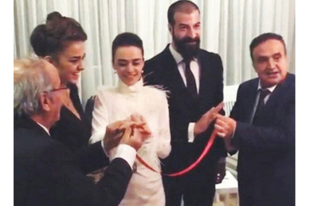 Ünlü oyuncu Hande Soral ile İsmail Demirci nişanlandı