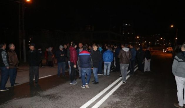 Adana'da elektrikler kesildi halk sokağı kapattı