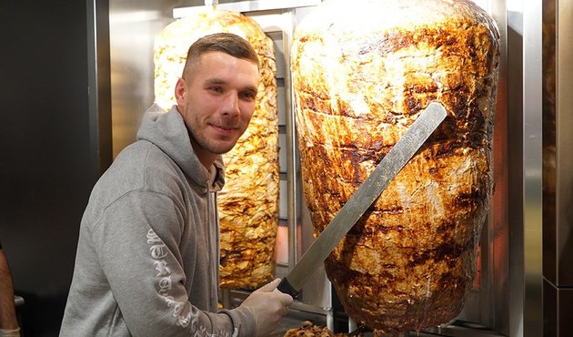 Podolski iki Türk ortağı ile dönerci açtı...
