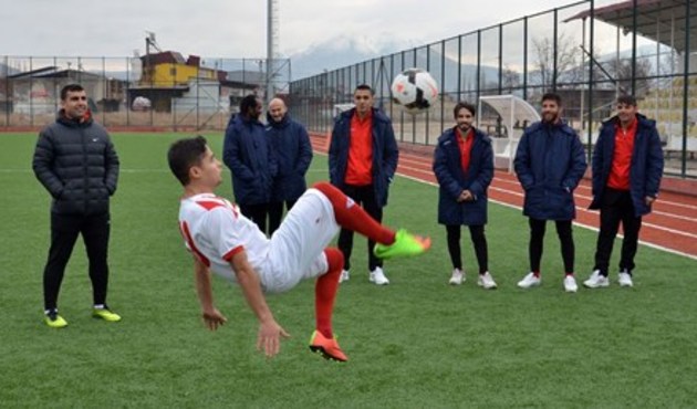 Balona röveşata atan genç futbolcu oldu!