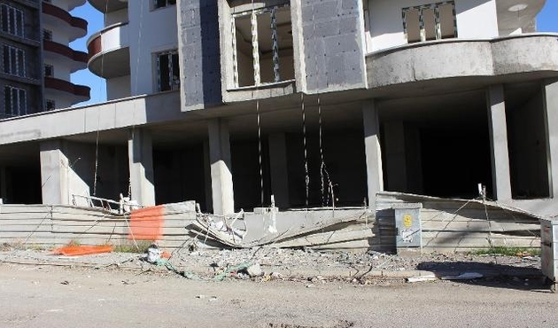 İnşaat iskelesi 8'inci kattan düştü: 1 ölü, 1 yaralı...
