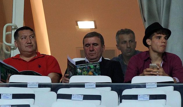 Hagi geri döndü! İmzalar atıldı...