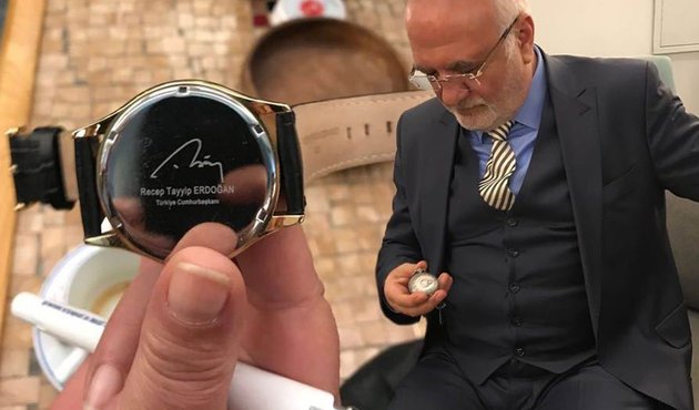 Kolunda Erdoğan, cebinde Bahçeli saati!