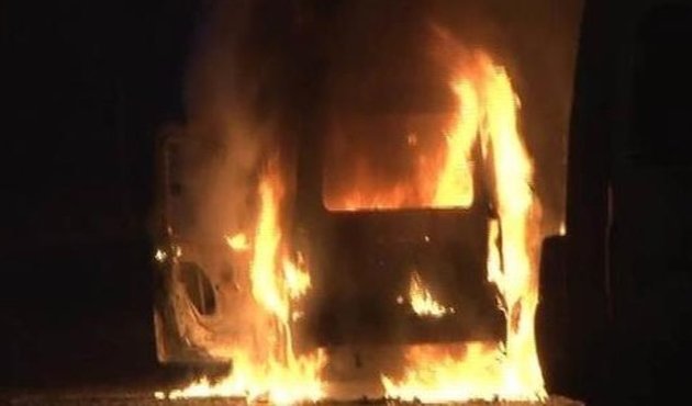 Seyir halindeki polis aracı alev alev yandı!