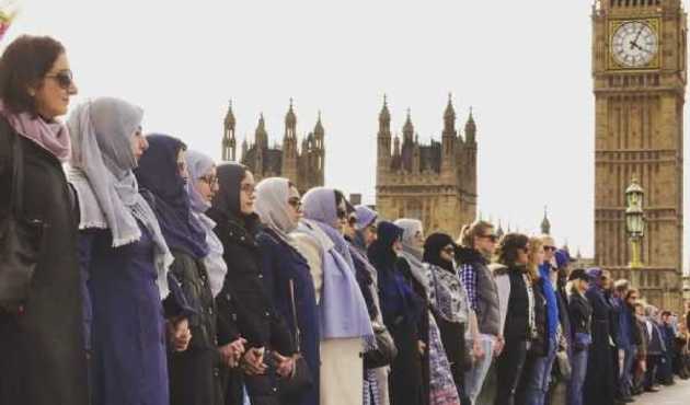 Westminster Köprüsü üzerinde teröre karşı el ele