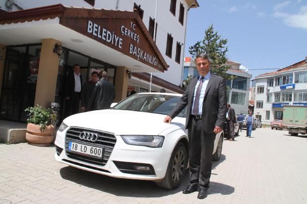 Örnek Başkan: Maaşını öğrencilere, özel aracını belediyeye tahsis etti