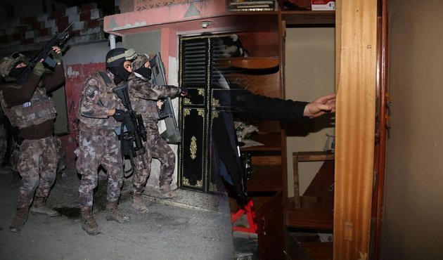 Polis bile şaşırdı! Gizli bölmeden kadın çıktı...