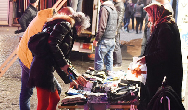 Ünlü oyuncu, seyyar satıcıdan 10 TL'ye 5 çift çorap aldı!