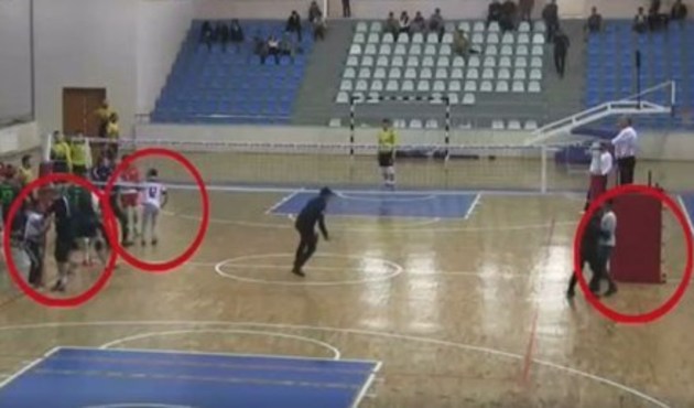 Voleybol maçında taraftar bıçakla sahaya daldı!