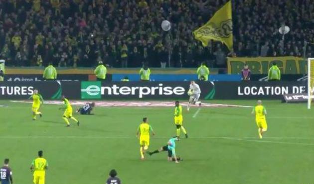 Futbolcuya tekme attı, sonra da kırmızı kart gösterdi