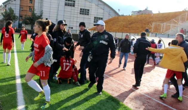 Kadın futbolcular birbirine girdi maç tatil edildi/VİDEO...