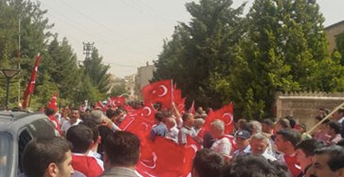 Midyat'ta halk sokağa döküldü: Bayrağını alan oraya koştu!