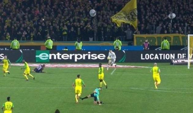 Nantes PSG maçının son dakikasında akılalmaz olay! / VİDEO