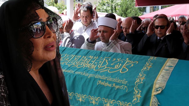 Tanju Gürsu'ya veda: Cenazeye ünlü akını