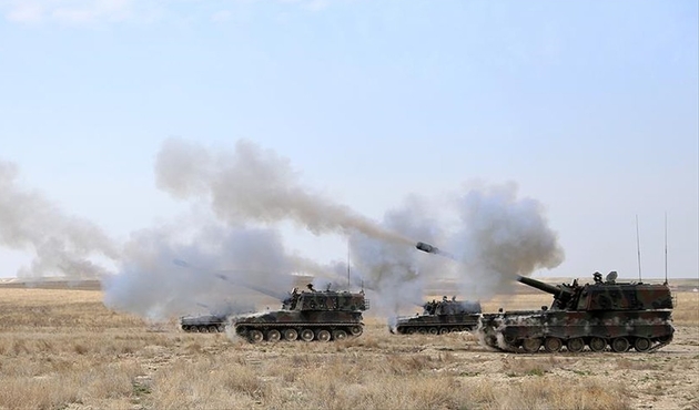 Türk topçusu Afrin'deki terörist mevzilerini vurdu...