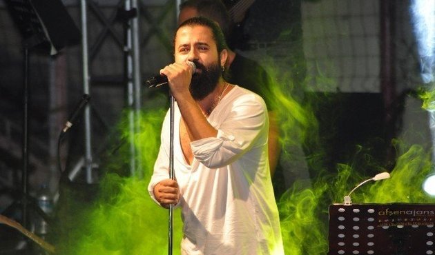 Konserlerinden önce her yere tükürüyor!