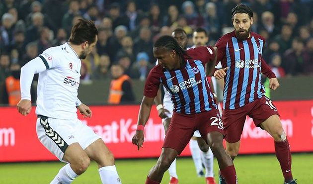 Konyaspor Trabzonspor'u kupanın dışına itti!