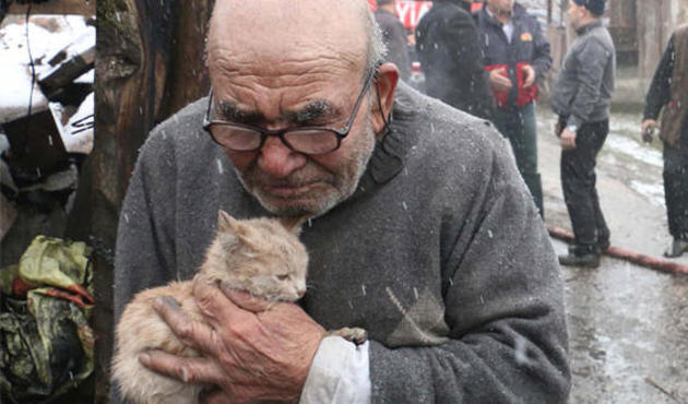 Yangından bir tek kedisini kurtarabilen yaşlı adama Aile Bakanlığı el uzattı...