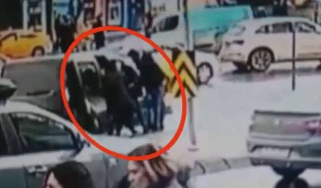 Şehir eşkıyaları güpegündüz kız kaçırdı! / VİDEO