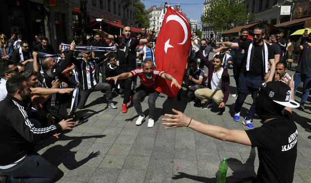 Lyon sokaklarında bayram havası