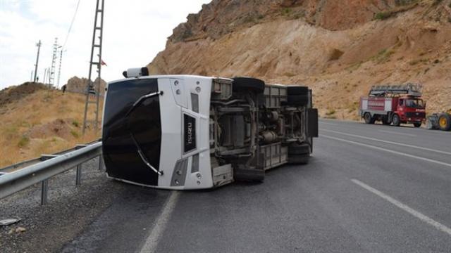 Çevik kuvvet otobüsü devrildi: Ağır yaralılar var