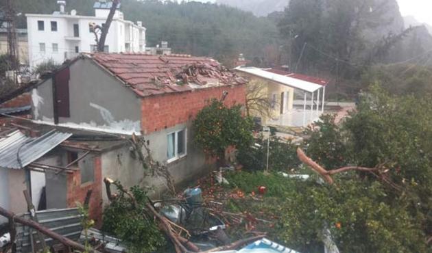 Antalya’da şiddetli fırtına yıktı geçti...