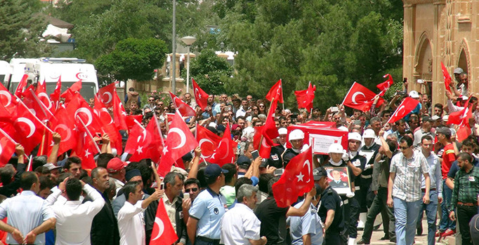 Midyat şehitlerini 5 bin kişi uğurladı: Türkçe, Kürtçe ağıtlar, gözyaşları!