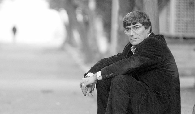 "İnsan düşünen bir varlık olduğu kadar, bön bir varlıktır aynı zamanda..."