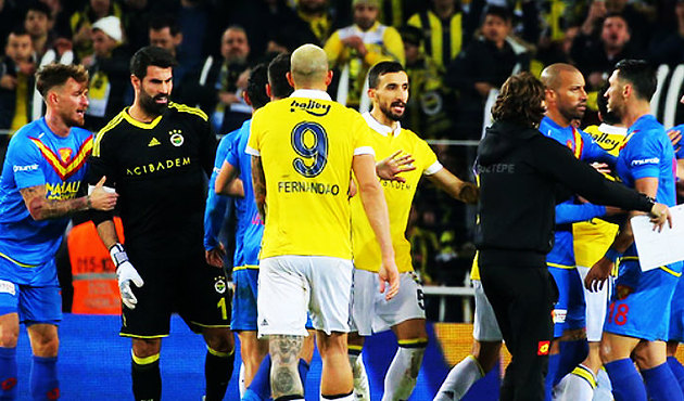 Maçtan sonra saha karıştı! Volkan Demirel koşa koşa gitti!