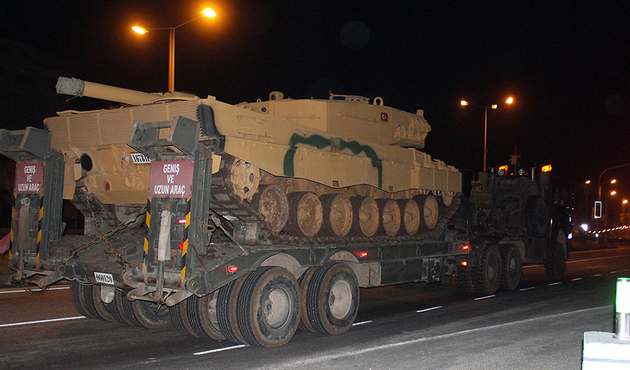 Hatay'da, çok sayıda tank sınırın sıfır noktasına hareket etti