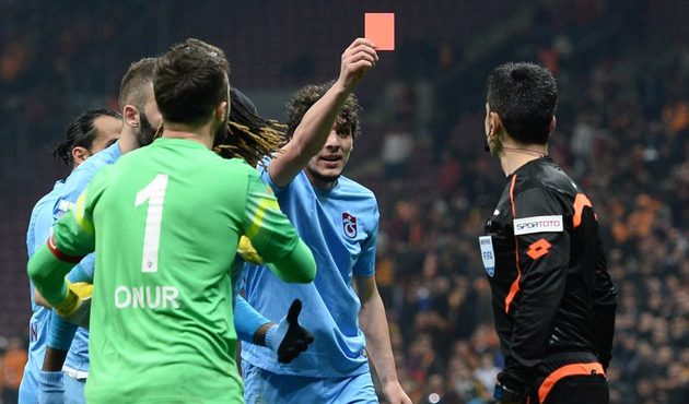Salih Dursun'un kırmızı kart gösterdiği hakeme büyük şok!