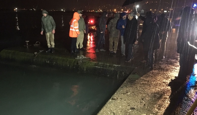 Ekip otosu denize uçtu: 1 polis kayıp...