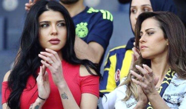 Tribündeki o güzel, ünlü futbolcunun eşi çıktı!