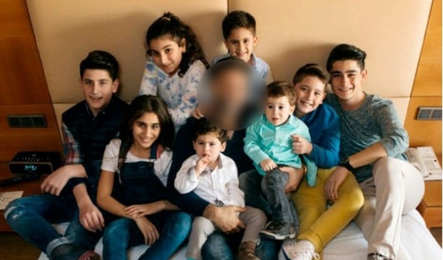Bu fotoğraftaki herkes o ünlü sanatçının çocuğu!