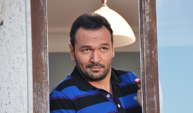 Ali Sunal o isimle nikah masasına oturuyor!