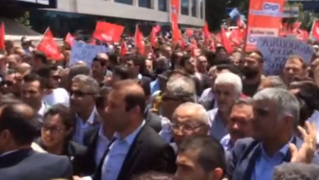 İstanbul'da CHP gerginliği: AK Parti İl Başkanlığı'na yürümek istediler