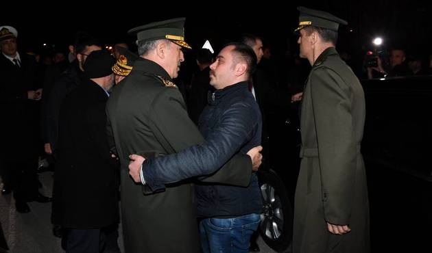 Org. Akar ve komutanlar şehit Özalkan'ın ailesini ziyaret etti!