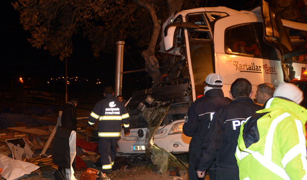 Eskişehir'de geziye gidenleri taşıyan tur otobüsü ağaçlara çarptı! 11 ölü, 44 yaralı...