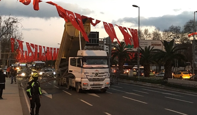 İstanbul'un göbeğinde açık damper kazası...
