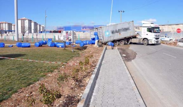 Tren 22 ton kimyasal madde yüklü TIR'a çarptı!