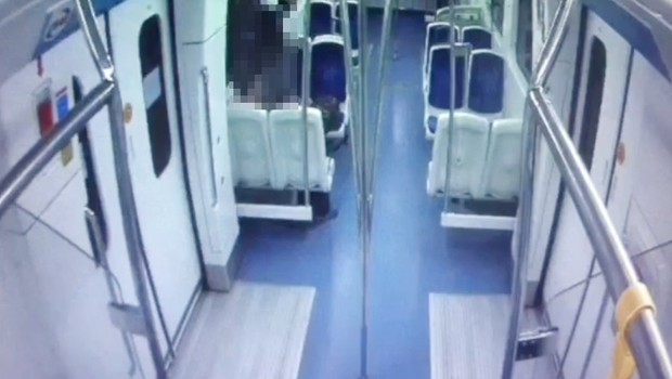 İzmir'de skandal: Banliyö treninde ilişkiye girdiler, kameraya yakalandılar