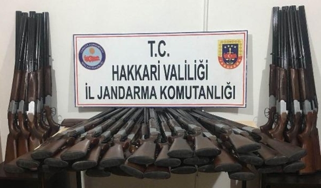 Yüksekova'da park halindeki araçtan 50 av tüfeği çıktı...