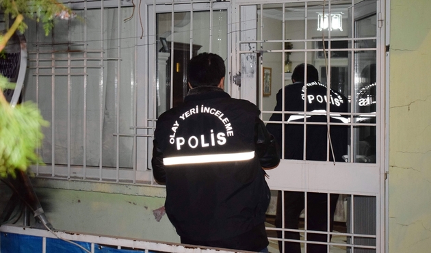 Ayrılmak isteyen eşinin evine kurşun yağdırdı...