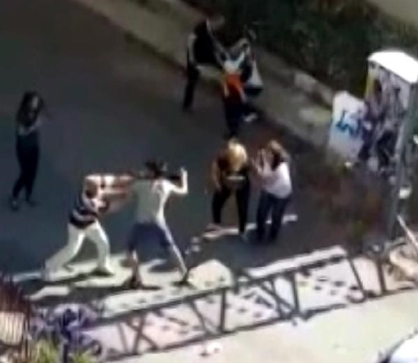 Antalya'da dehşet: Kadın öğretmeni çocuğunun yanında dövdüler, babasını bıçakladılar (VİDEO)