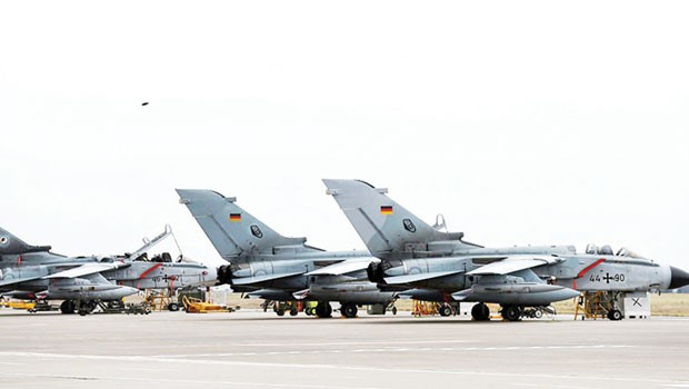 Almanya uçaklarına İncirlik'te prefabrik hangar