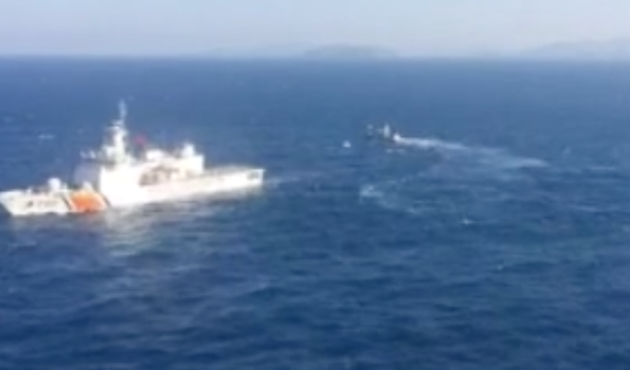 Türk botları, Yunanistan Savunma Bakanı'na önleme yaptı / VİDEO