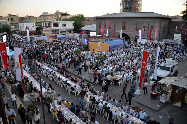 AK Parti'den Sur'a kardeşlik sofrası...
